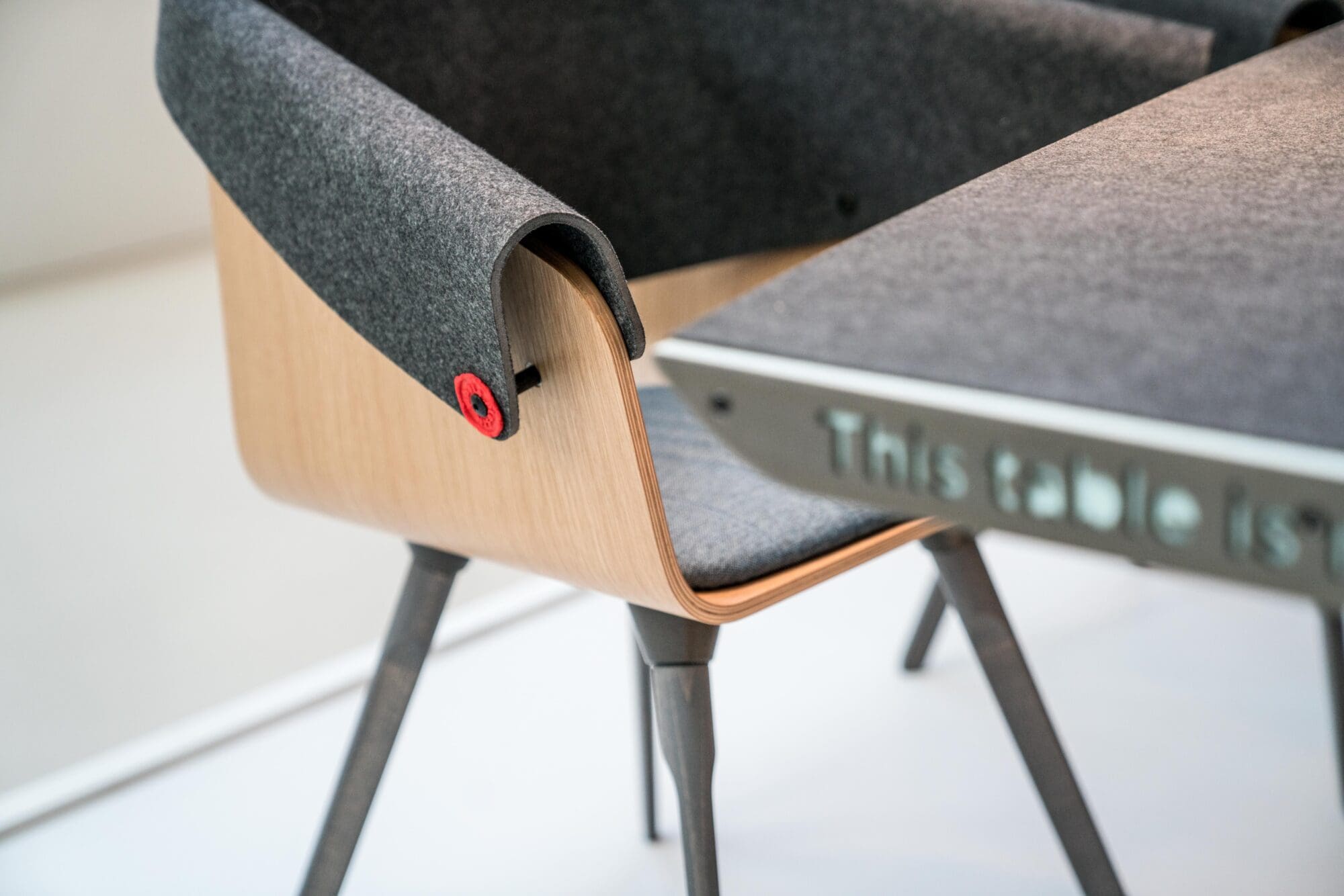 vepa_whale-boardroom-table-and-whale-tail-chair-tafelstoelen-detail-locatie_dsc00422-2000x1334