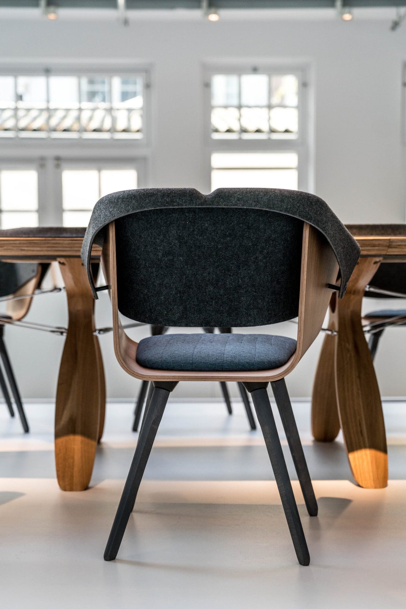 vepa_whale-boardroom-table-and-whale-tail-chair-tafelstoelen-locatie_dsc00434-1-2000x2998