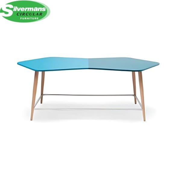 Mastermind Flow – shaped high table with a two-piece top, offering stylish collaboration and functionality.